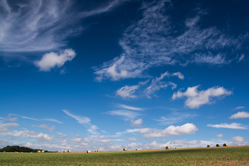 Blauer Himmel &uuml;berm Land
