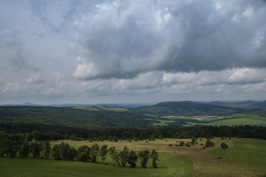 Land unter Wolken
