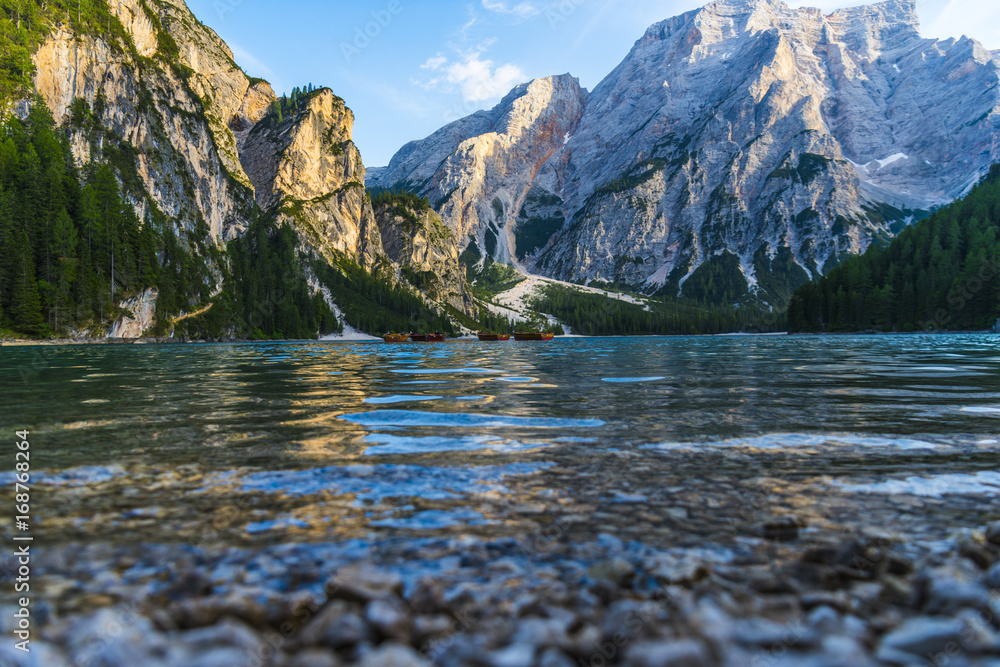 Wall mural lago italia paesaggio italiano acqua montagna dolomiti natura blu di tirolo estate viaggio foresta e