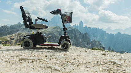 Fototapeta premium Mobilni elektryczni buggy na górze, dolomity, Włochy. wyłączyć samochód