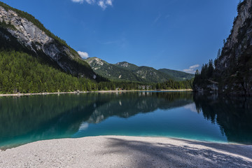 lago italia paesaggio italiano acqua montagna dolomiti natura blu di tirolo estate viaggio foresta europa autunno roccia scenico scenario