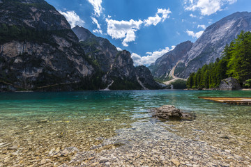lago italia paesaggio italiano acqua montagna dolomiti natura blu di tirolo estate viaggio foresta europa autunno roccia scenico scenario