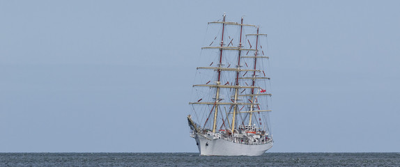 Obraz premium SAILING SHIP - Frigate Dar Mlodziezy at sea