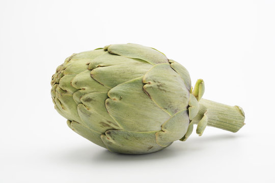 Alcachofa cruda sobre fondo blanco