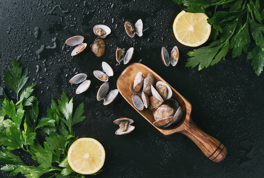 Vongole shellfish with lemon