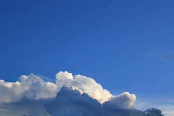 Atardecer con nubes blancas