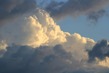 Atardecer con nubes blancas