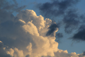 Atardecer con nubes blancas