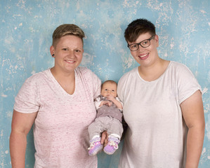 junge Eltern - gleichgeschlechtliche Eltern mit Baby