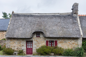 Fototapeta na wymiar Chaumière traditionnelle bretonne