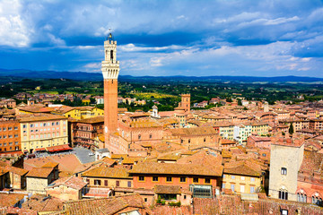 Obrazy na Szkle  Miasto Siena, średniowieczne budynki w Toskanii we Włoszech