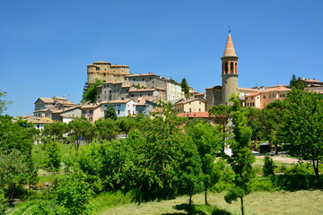 Fototapeta na wymiar small medieval town in tuscany