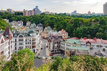 Fotobehang Uitzicht op moderne en oude gebouwen vanaf de Burchtheuvel of Zamkova Hora in Kiev, Oekraïne. Castle Hill is een historisch monument in het centrum van de stad. © sonatalitravel