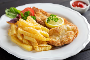 leckeres Schnitzel mit Pommes