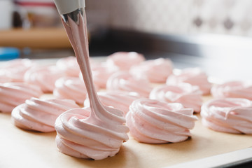 Extrusion of the marshmallow mass from the culinary bag