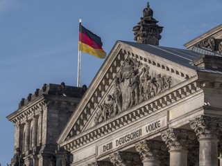 Fototapeta na wymiar Reichstag mit Deutscher Flagge