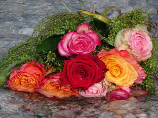  Rosenstrauß im Wasser
