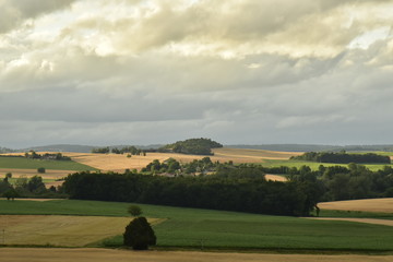 Ombres et éclaircies au soir sur le paysage du Périgord Vert 