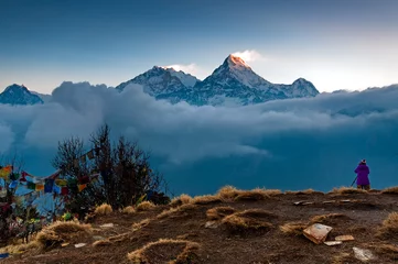 Papier Peint photo Népal Personne non identifiée prenant une photo de la chaîne de montagnes Annapurna au point de vue de Poon Hill au Népal. Poon Hill est une destination populaire pour les randonneurs dans la région de l& 39 Annapurna au Népal.