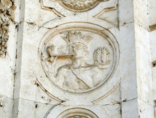 Indio fumando en pipa, relieve de la Antigua Fábrica de Tabacos, Sevilla, España