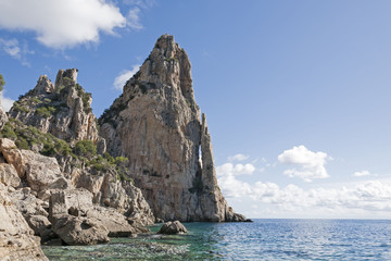 Fototapeta na wymiar Italien Sardinien Bergkulisse Küste