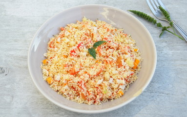 taboulé aux tomates et surimi dans assiette