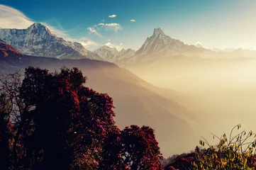 Photo sur Plexiglas Dhaulagiri Saison de printemps au Népal avec vue sur la montagne Fish Tail avec les rayons du soleil tôt le matin dans la zone de Gandaki au Népal dans un style rétro.