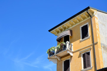 Fototapeta na wymiar house with balcon in italy blue sky behind