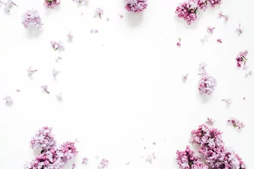 Badezimmer Foto Rückwand Rahmen aus lila Blumen mit Platz für Text auf weißem Hintergrund. Flache Lage, Ansicht von oben © Floral Deco