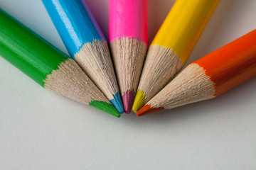 Naklejka premium Close-up of a group of multicolored pencils on a white surface
