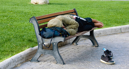 Obdachloser auf Parkbank