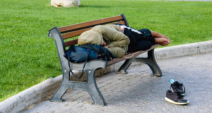 Obdachloser auf Parkbank