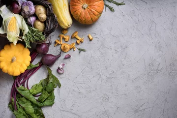 Crédence de cuisine en verre imprimé Légumes Organic food background. Autumn vegetables and mushrooms background.