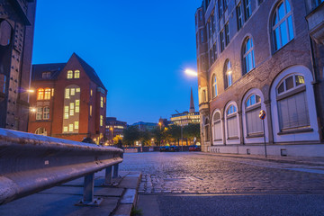 Obraz premium Samotna ulica w dzielnicy magazynowej Hamburga