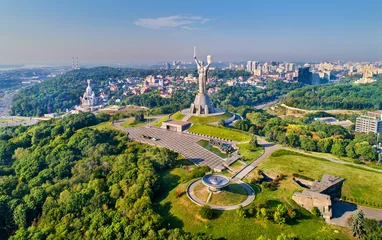 Zelfklevend Fotobehang Luchtfoto van het Motherland Monument en het Tweede Wereldoorlog Museum in Kiev, Oekraïne © Leonid Andronov