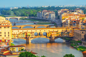 Schöne Landschaft oben, Panorama auf historische Ansicht von Florenz vom Piazzale Michelangelo-Punkt. Ponte Vecchio ist eine Brücke in Florenz, die sich an der engsten Stelle des Flusses Arno befindet.