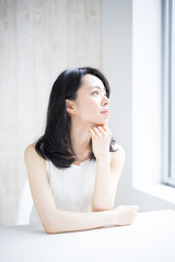 Fototapeta premium 考え事をする女性