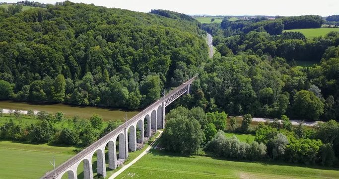 &Uuml;ber ein Eisenbahnviadukt geflogen