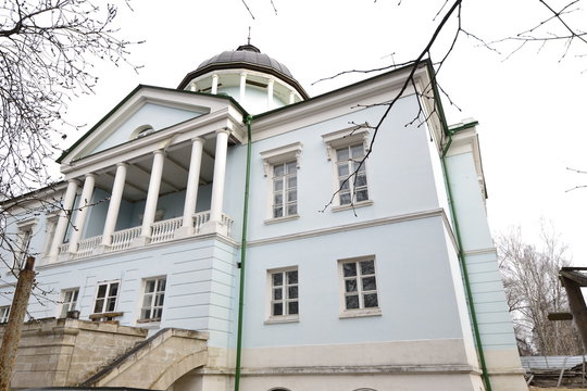 Главный дом бывшей усадьбы Демидовых, Чернышевых, Барятинских (конец XVIII — начало XIX вв.