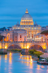 Fototapeta premium Widok na Tyber i katedrę św. Piotra w Rzymie