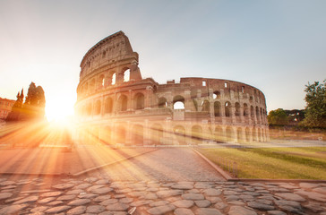 Fototapeta premium Koloseum o wschodzie słońca, Rzym. Rzym najbardziej znana architektura i punkt orientacyjny