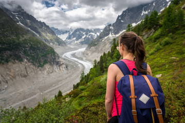 Wanderin geniesst Aussicht auf den Mer de Glace Gletscher bei Montenvers, Chamonix