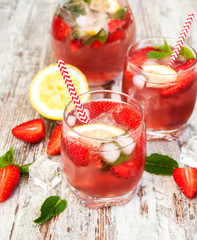 Lemonade with srtawberries