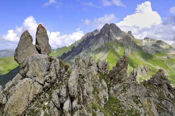 paysage de montagne avec pics rocheux 