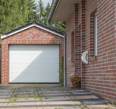 Garage mit einem weißen Tor und Mauerwerk