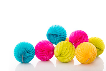 Bunte runde Lampions vor weißem Hintergrund