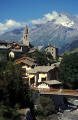 Village pittoresque des Alpes en été