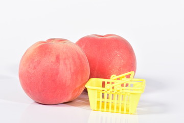 桃と買い物カゴ