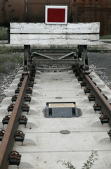 Prellbock am Ende einer Bahnstrecke mit Betonschwellen
