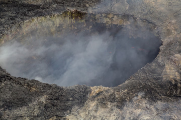 Luftaufnahme des rauchenden Halemaumau Kraters auf dem Kilauea, einem aktiven Vulkan auf Big Island, Hawaii, USA.